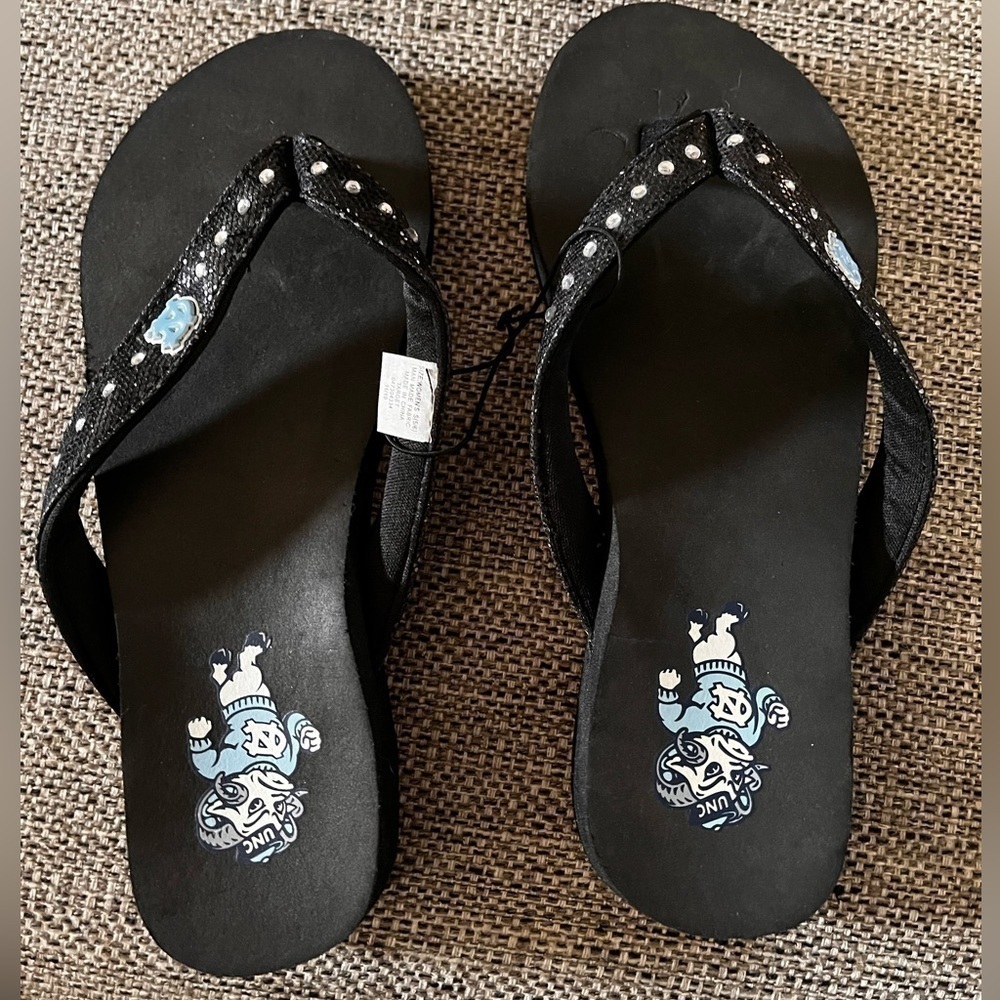University of North Carolina Tar Heels flip-flops size 5/6 NEW TARHEELS
